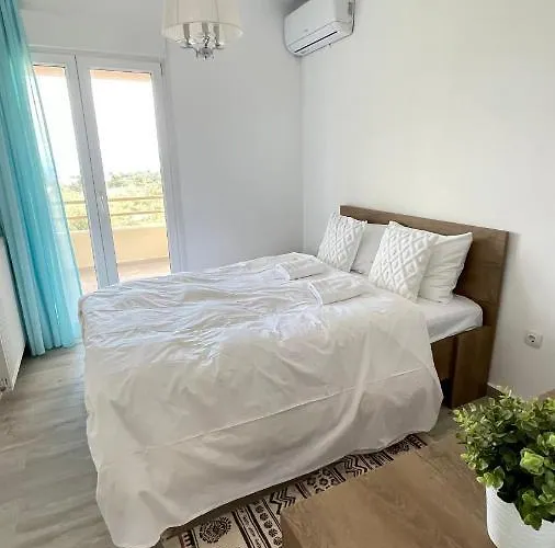 Albina's Luxury 3 Bedroom בית נופש חניוטי