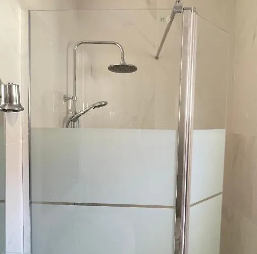 Albina's Luxury 3 Bedroom חניוטי